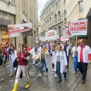 Marsch durch die Stadt St.Gallen: Die St.Galler Ärzteschaft sowie weitere Gesundheitsorganisationen machen auf die negativen Folgen der Kostenbremse-Initiative aufmerksam.