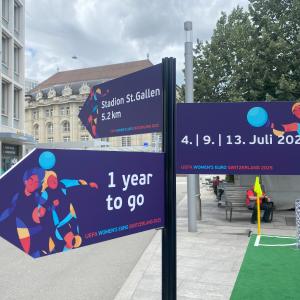 Magische Zahlen: am 4./9. und 13. Juli 2025 finden in St.Gallen drei Spiele der UEFA Women’s Euro statt. Be there!